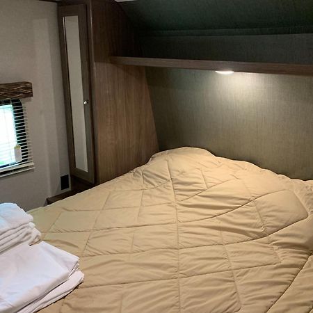Golden Riverfront Campground Hotel ภายนอก รูปภาพ